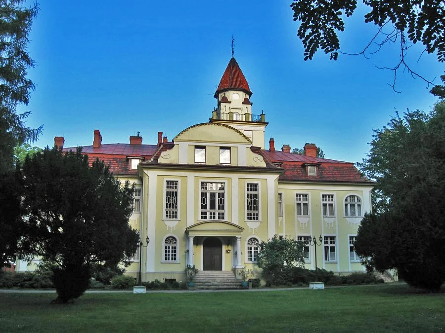 Zabytkowy pałac pod Częstochową czeka na kupca. Źródło: Lotek70, CC0, Wikimedia Commons (zdj. z 2015 r.)