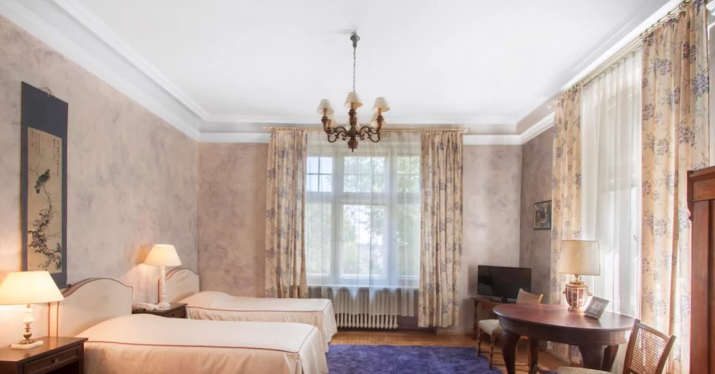 Obiekt posiada 16 pokoi gościnnych, salę konferencyjną, dwie sale restauracyjne i salę kominkową. Źródło: Facebook @Pałac Nieznanice