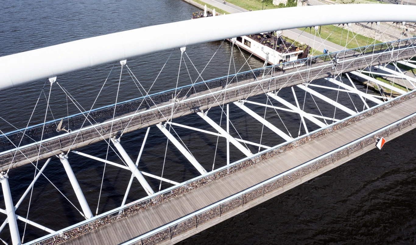 Kładka Ojca Bernatka w Krakowie dzieli się na dwie części: spacerową i rowerową Kładka Ojca Bernatka w Krakowie dzieli się na dwie części: spacerową i rowerową