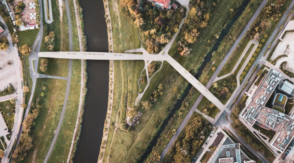 Po latach planów i konsultacji w Poznaniu ruszyła budowa Mostów Berdychowskich. Kładki będą mieć odseparowany ruch - piesi poruszać się będą jedną stroną, a rowerzyści i rowerzystki - drugą
