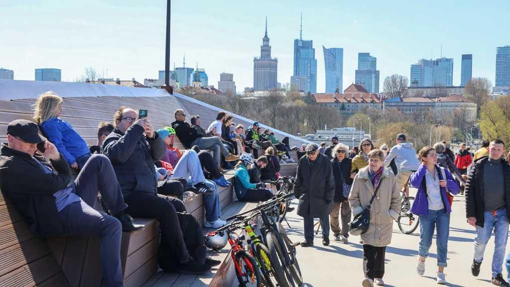 Otwarcie mostu pieszo-rowerowego w Warszawie może cieszyć. To atrakcyjne miejsce przede wszystkim na spacery. Ale most jest rowerowy tylko z nazwy. Rzecznik urzędu miasta przyznaje w rozmowie z Zieloną Interią: "piesi są tu szczególnie uprzywilejowani"