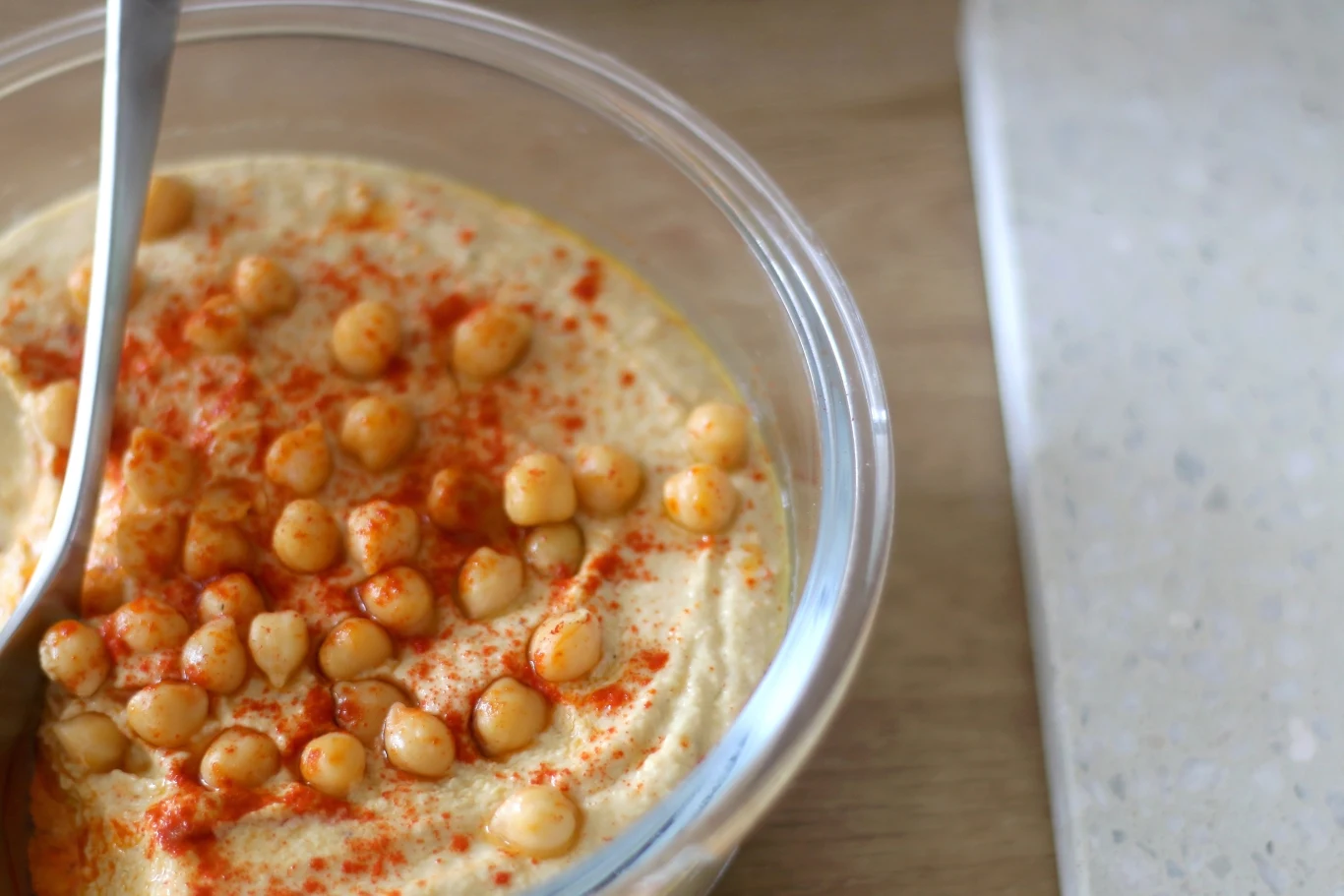 Kremowy, gęsty hummus sprawdzi się na śniadanie i kolację, jak i jako przekąska