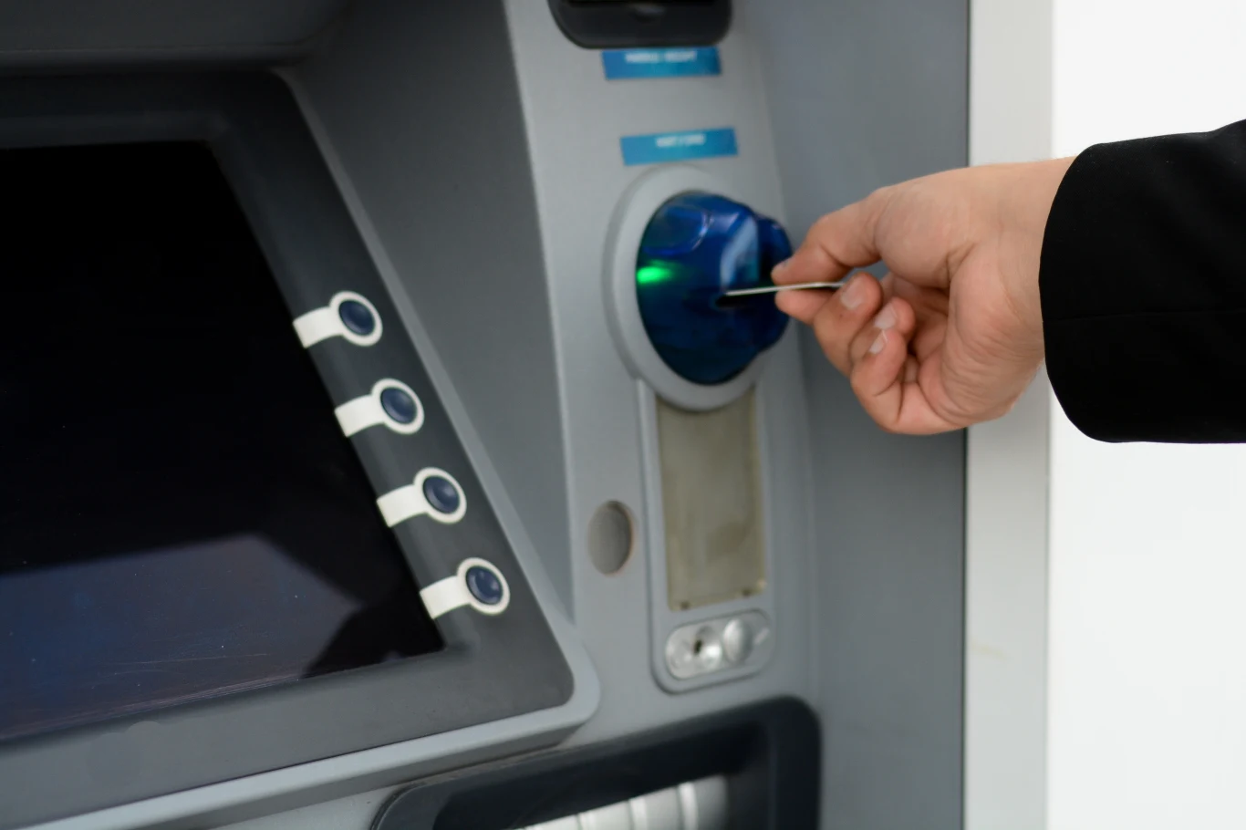 Jeśli karta płatnicza zablokuje się w bankomacie, wcale nie musi to być awaria. Klienci straszyli, że przejdą do konkurencji. Bank reaguje, wprowadza nowość