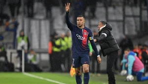 Kylian Mbappe, w tle Luis Enrique