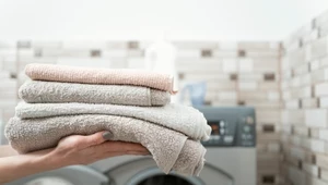 Jak prać ręczniki plażowe? Kluczowa jest temperatura i ilość detergentu 