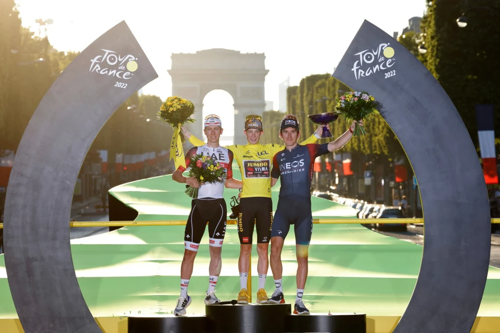 Dekoracja zwycięzców w Tour de France Jonas Vingegaard (w środku), triumfator Tour de France w barwach Jumbo-Visma