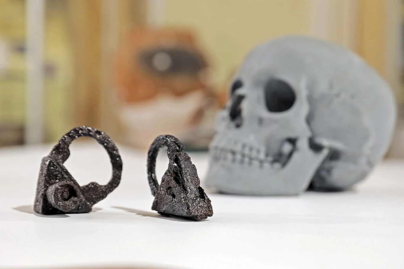 W grobie znaleziono trójkątną kłódkę. W grobie znaleziono trójkątną kłódkę.