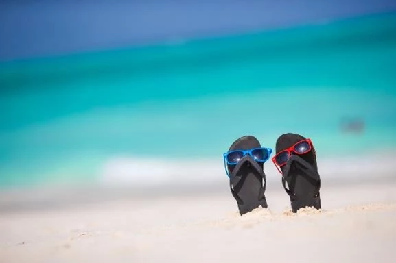 Czarne klapki pasują nie tylko na plażę