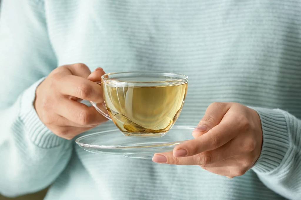 Napar z zielonej herbaty pomaga się wyciszyć i zrelaksować