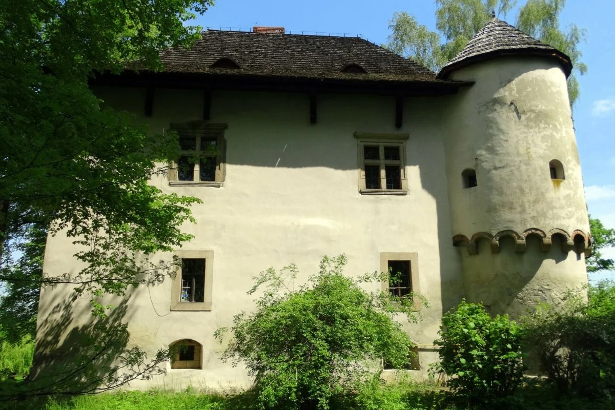 Dwór w Jeżowie wciąż zachwyca wyglądem. To jeden z wyjątkowych zabytków Dwór w Jeżowie wciąż zachwyca wyglądem. To jeden z wyjątkowych zabytków