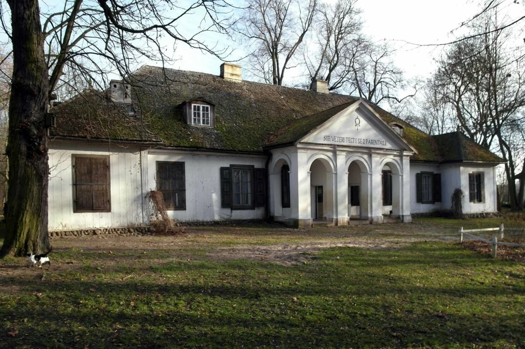 Dwór w Suchej wzniesiono z inicjatywy Ignacego Cieszkowskiego w 1743 roku