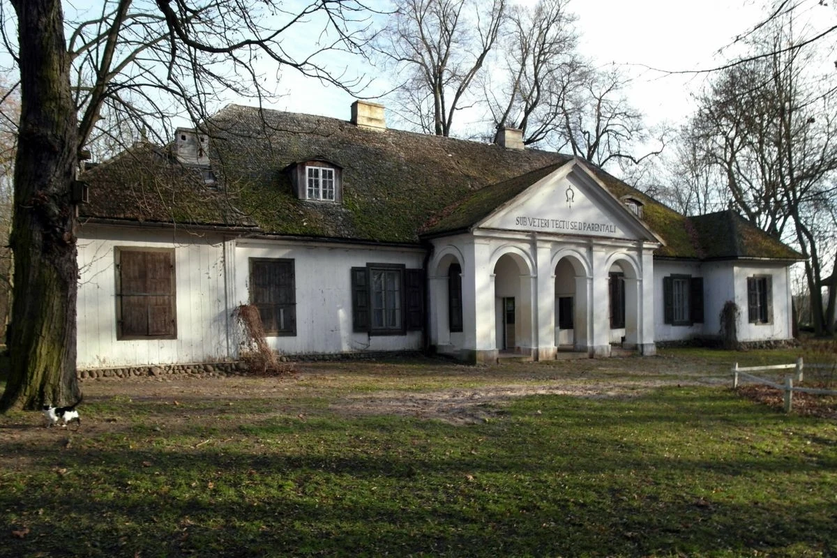 Dwór w Suchej wzniesiono z inicjatywy Ignacego Cieszkowskiego w 1743 roku Dwór w Suchej wzniesiono z inicjatywy Ignacego Cieszkowskiego w 1743 roku