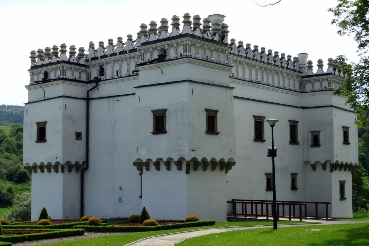Kasztel w Szymbarku wzniesiono w połowie XVI wieku Kasztel w Szymbarku wzniesiono w połowie XVI wieku