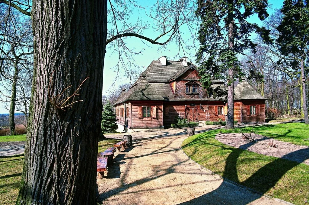 Dwór Ożarów to rezydencja szlachecka - jeden z kilkunastu tego typu obiektów w Polsce