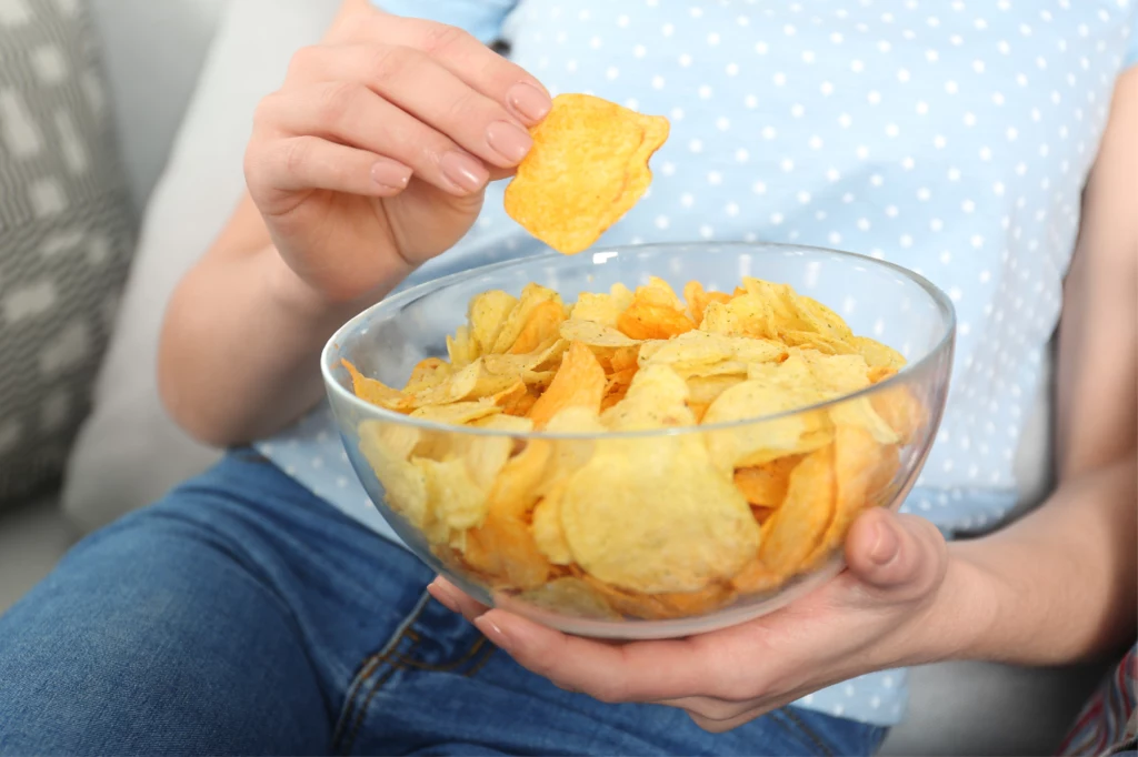 Ochota na chipsy, paluszki czy krakersy wieczorem może zrujnować dietę