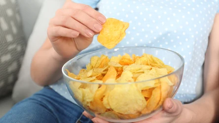 Chipsy można jeść również na diecie. Wystarczy wiedzieć, po jakież zdrowsze zamienniki sięgać. 