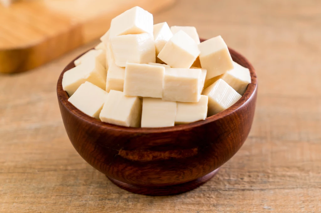 Tofu ma neutralny smak i powinno się ono znaleźć w diecie dojrzałych pań
