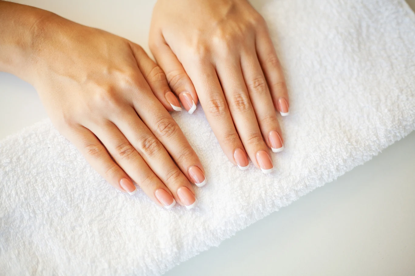 Damskie dłonie na ręczniku