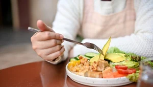 Dieta przeciwzapalna pomoże przy endometriozie. Ogranicz mięso, postaw na kwasy omega-3