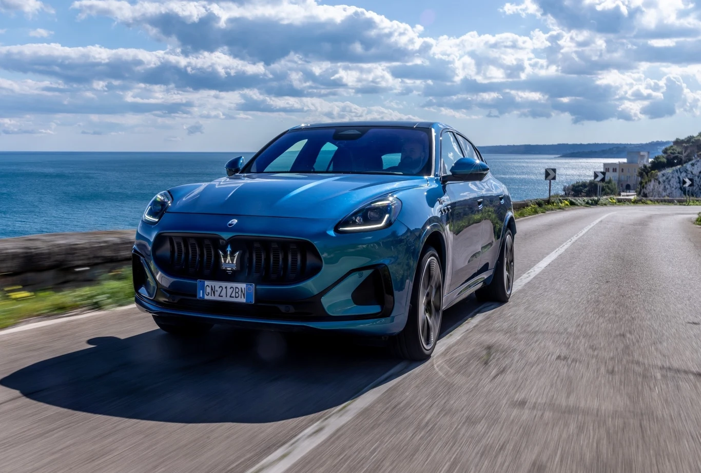 Maserati Grecale Folgore już niebawem trafi do polskich salonów. Interia Moto była jedyną redakcją z Polski, która miała okazję sprawdzić elektrycznego SUV-a na wymagających i krętych drogach we włoskiej Apulii. Maserati Grecale Folgore już niebawem trafi do polskich salonów. Interia Moto była jedyną redakcją z Polski, która miała okazję sprawdzić elektrycznego SUV-a na wymagających i krętych drogach we włoskiej Apulii.
