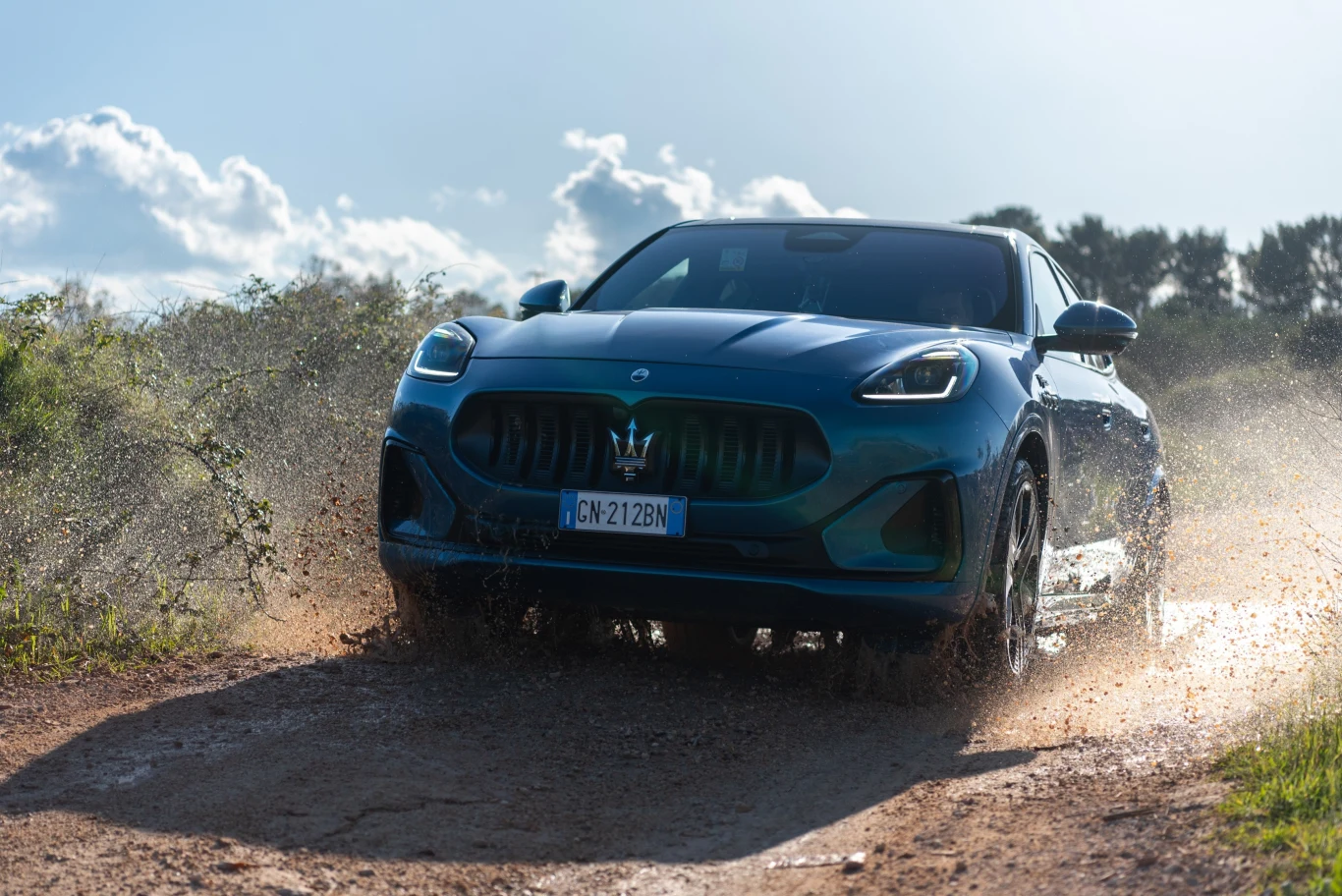 Maserati Grecale Folgore pojedzie nie tylko po asfalcie. Wjazd w głęboką kałużę i szuter nie robi na nim wrażenia. Maserati Grecale Folgore pojedzie nie tylko po asfalcie. Wjazd w głęboką kałużę i szuter nie robi na nim wrażenia.