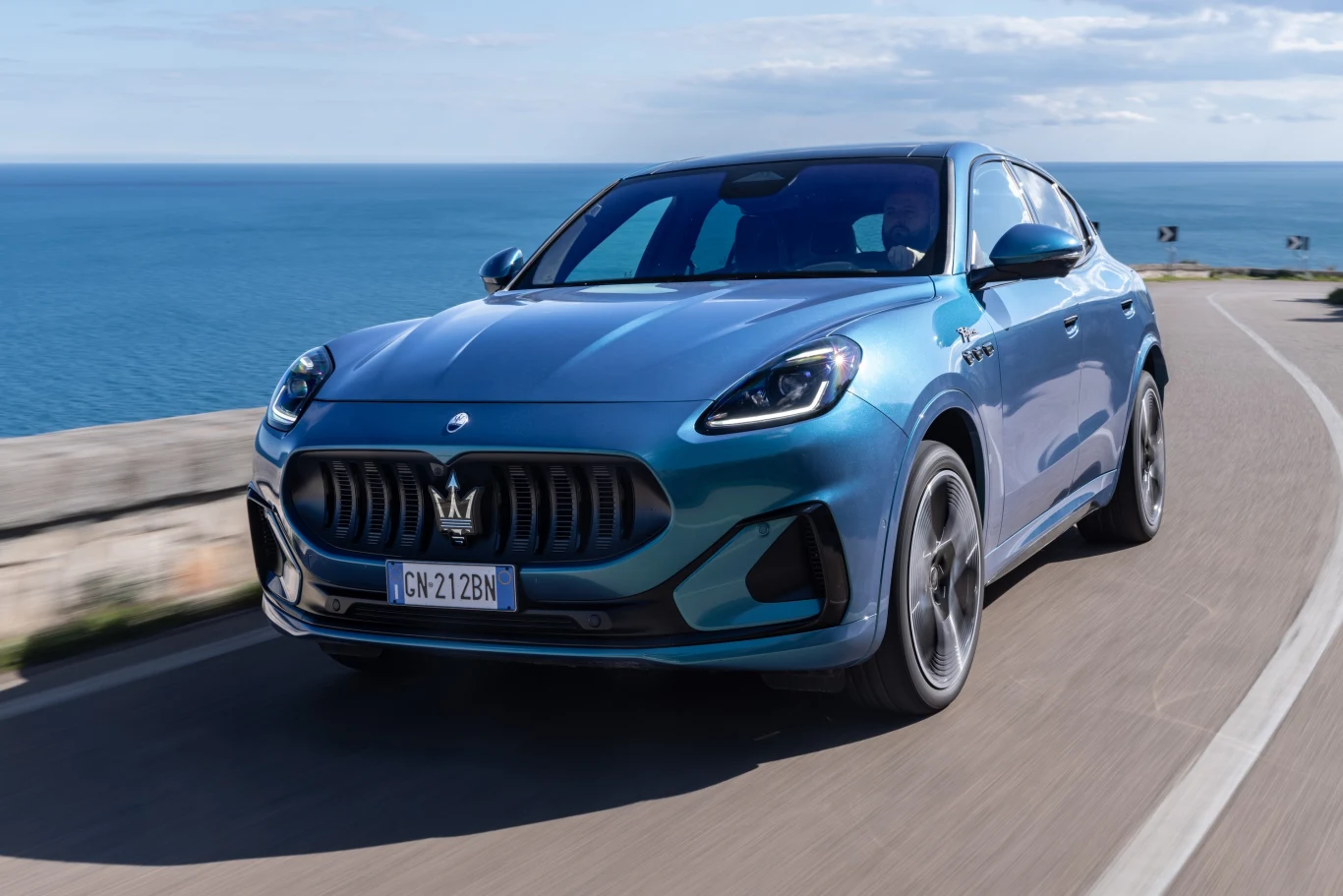 Maserati Grecale Folgore przyspiesza od 0 do 100 km/h w 4,1 sekundy. To zupełnie wystarczy, żeby mieć dużo radości z jazdy. Maserati Grecale Folgore przyspiesza od 0 do 100 km/h w 4,1 sekundy. To zupełnie wystarczy, żeby mieć dużo radości z jazdy.