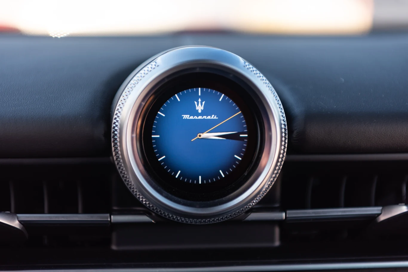 Zamiast klasycznego chronometru w centralnej części kokpitu pojawił się smartwatch. Zamiast klasycznego chronometru w centralnej części kokpitu pojawił się smartwatch.