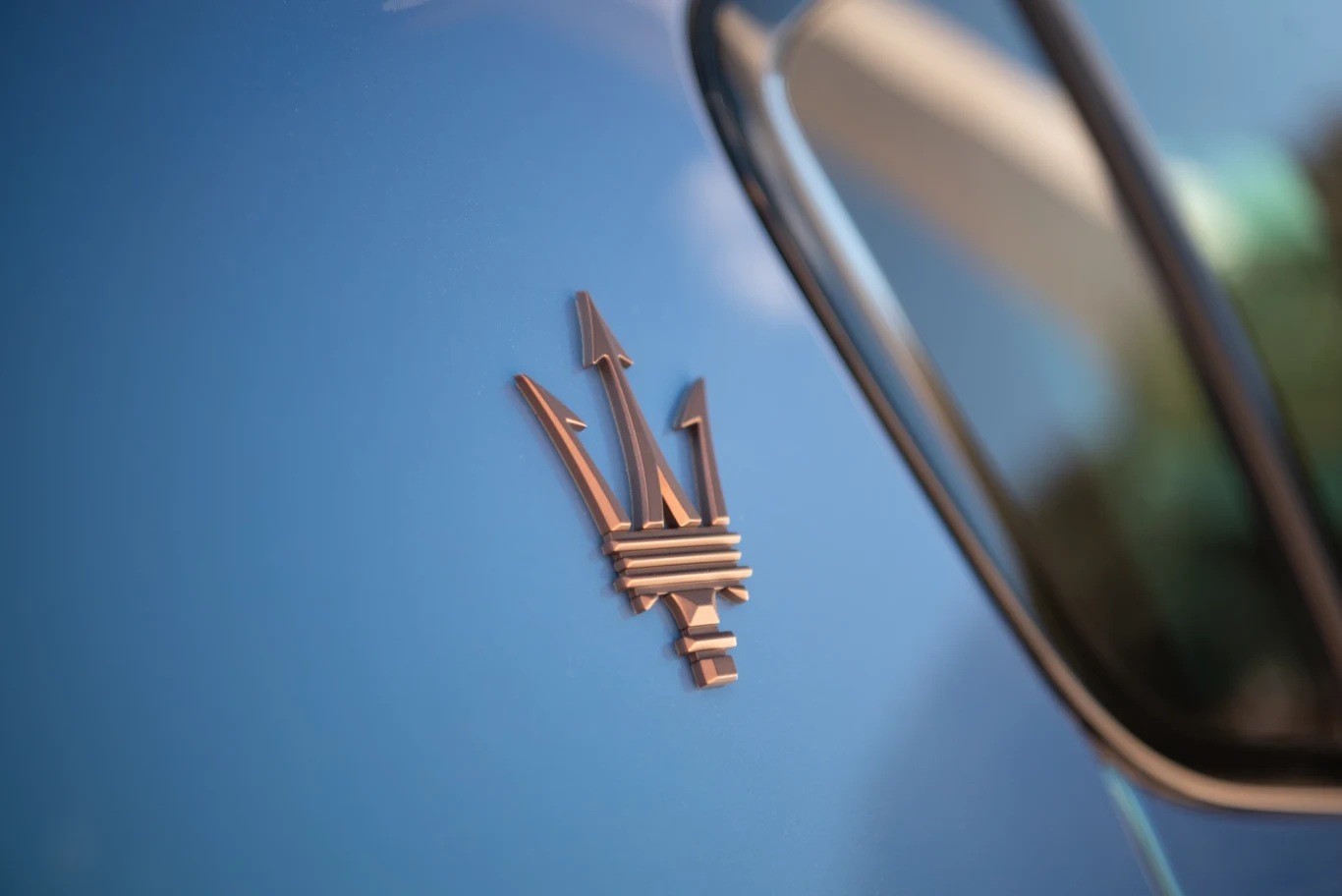 Ukryte znaczenie motoryzacyjnych logotypów. Znasz je wszystkie? Maserati Grecale Folgore