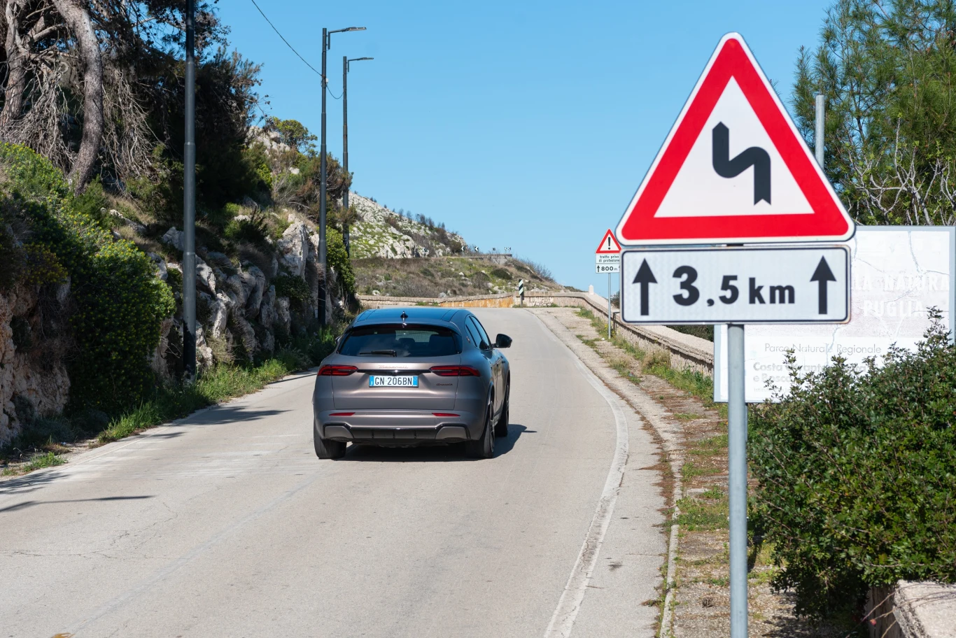Maserati Grecale Folgore sprawnie połyka mniej wymagające zakręty. Maserati Grecale Folgore sprawnie połyka mniej wymagające zakręty.