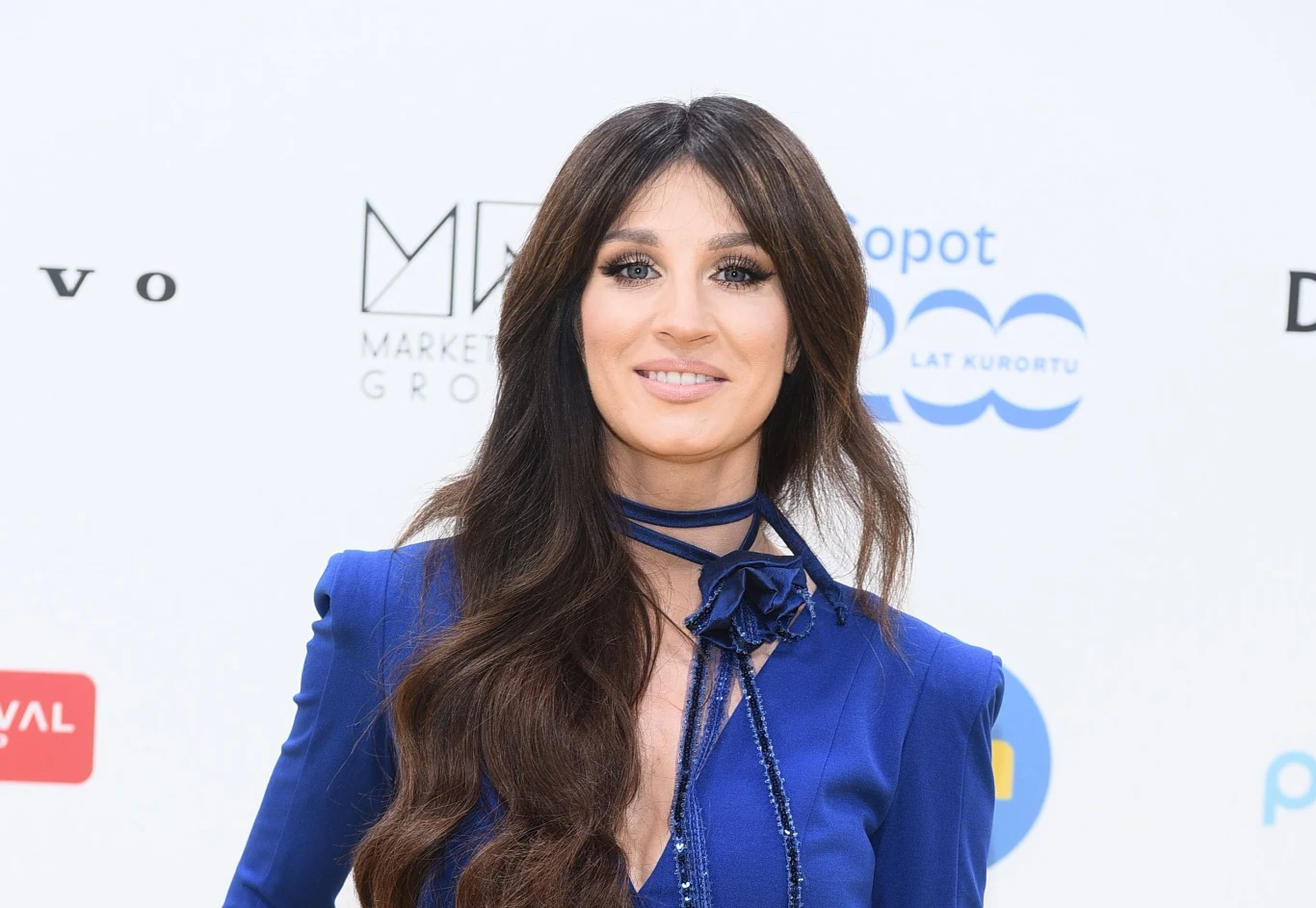 W ostatnim czasie Sylwia Grzeszczak w jednej ze swoich stylizacji postawiła na sweter, który jest gorącym trendem tej wiosny 