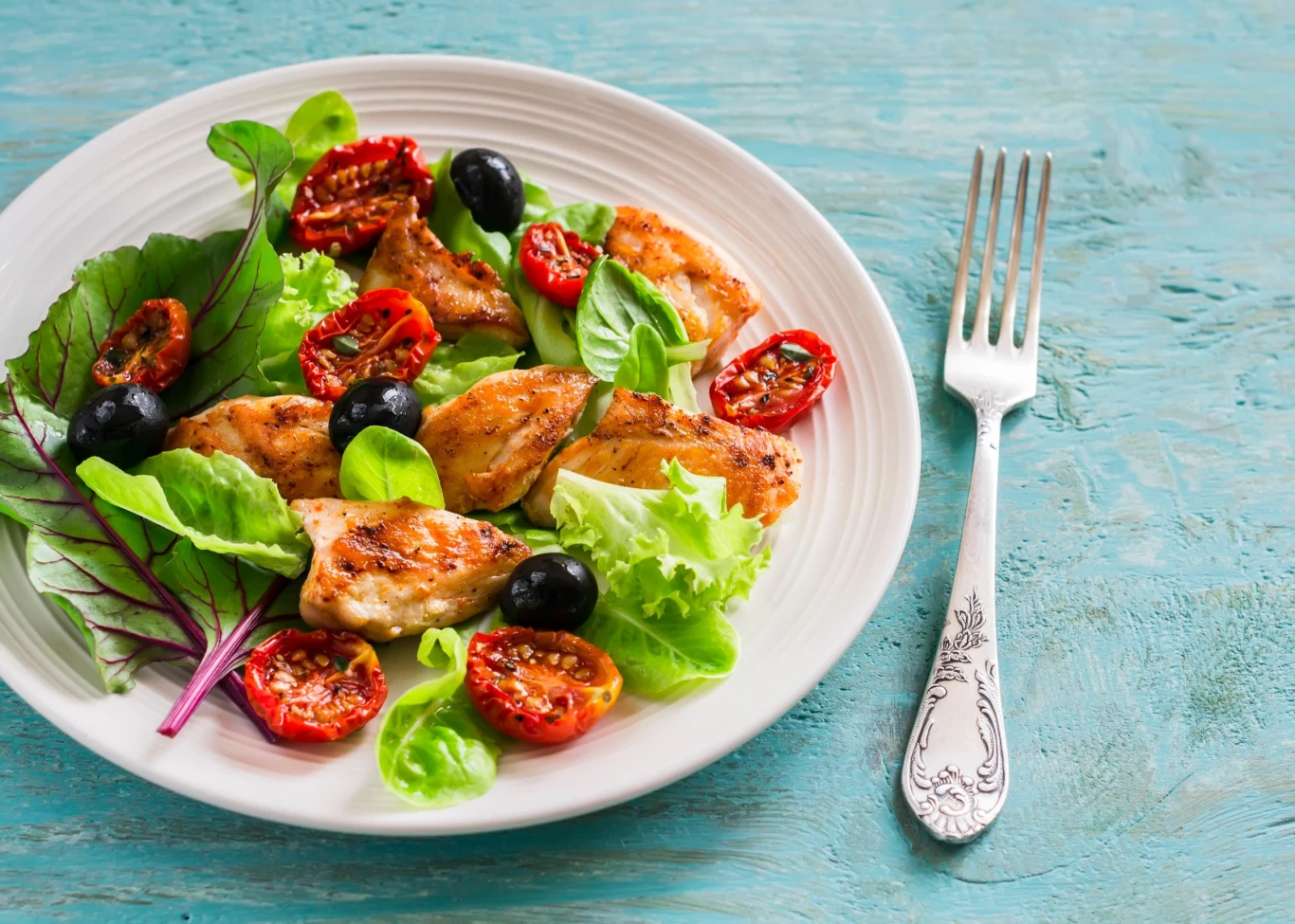 Sałatka z grillowanym kurczakiem, rukolą i dressingiem
