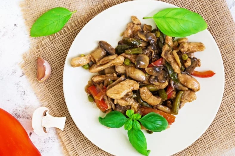 Smażona wołowina w słodko-pikantnym sosie stir-fry - zdjęcie ilustracyjne