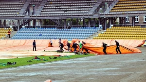 Ściąganie plandeki z toru na stadionie Stali Gorzów.