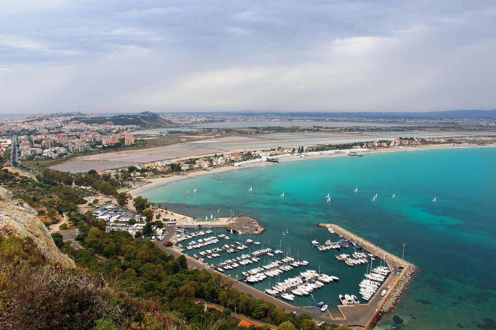 Widok na plażę Poetto i port Marina Piccola