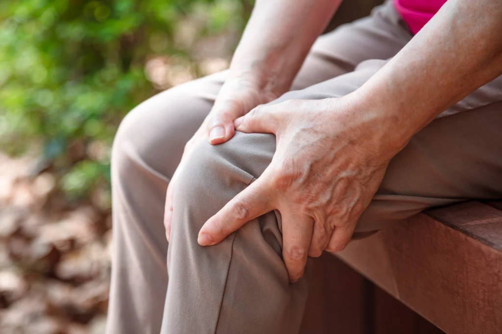 Bóle stawów mogą wynikać z kontuzji lub przeciążenia, albo są objawem choroby zwyrodnieniowej Bóle stawów mogą wynikać z kontuzji lub przeciążenia, albo są objawem choroby zwyrodnieniowej