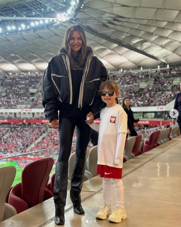 Anna Lewandowska w bomberce z kapturem. Anna Lewandowska w bomberce z kapturem.