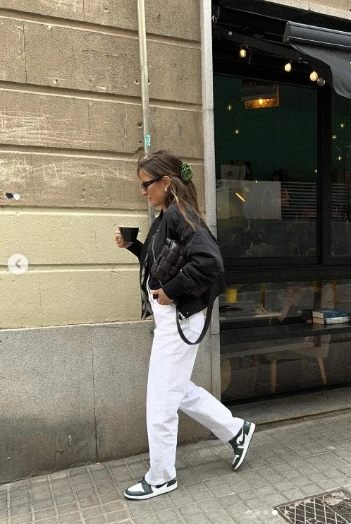 Anna Lewandowska w czarnej bomberce z charakterystycznym ściągaczem. Anna Lewandowska w czarnej bomberce z charakterystycznym ściągaczem.