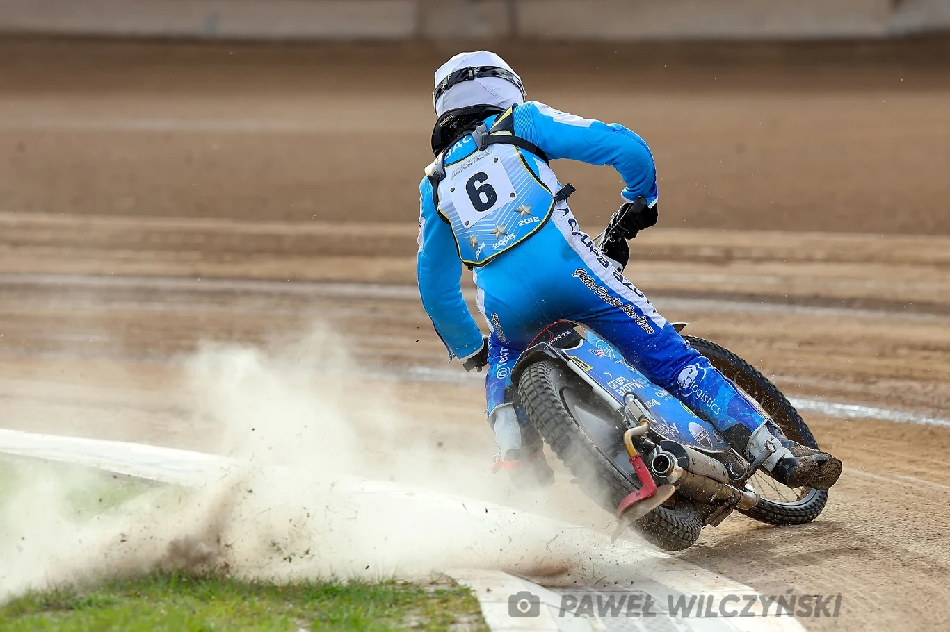 Jan Heleniak z Unii Tarnów przejechał przez murawę. Jan Heleniak z Unii Tarnów przejechał przez murawę.