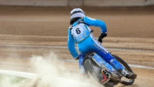 Jan Heleniak z Unii Tarnów przejechał przez murawę.