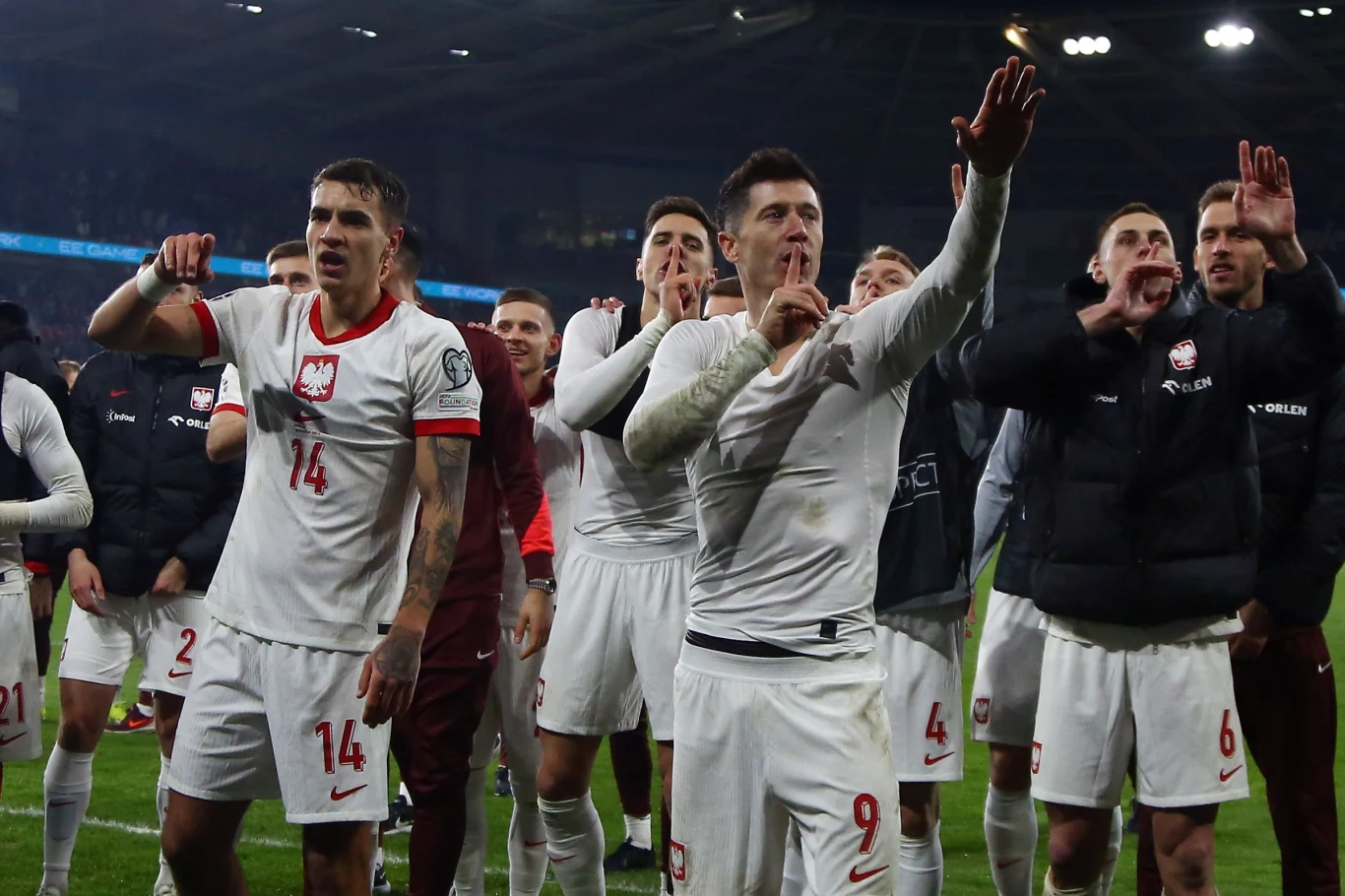 Polacy świętujący w Cardiff