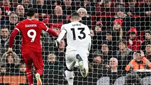 Darwin Nunen strzela gola, Ivo Grbić popełnił fatalny błąd