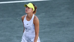 48 minut i koniec. 12 gemów z rzędu w starciu Linette z turniejową "1"