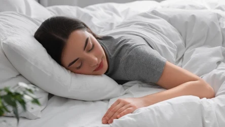 Jak zachować młody wygląd skóry na dłużej? Zwróć uwagę, na czym śpisz