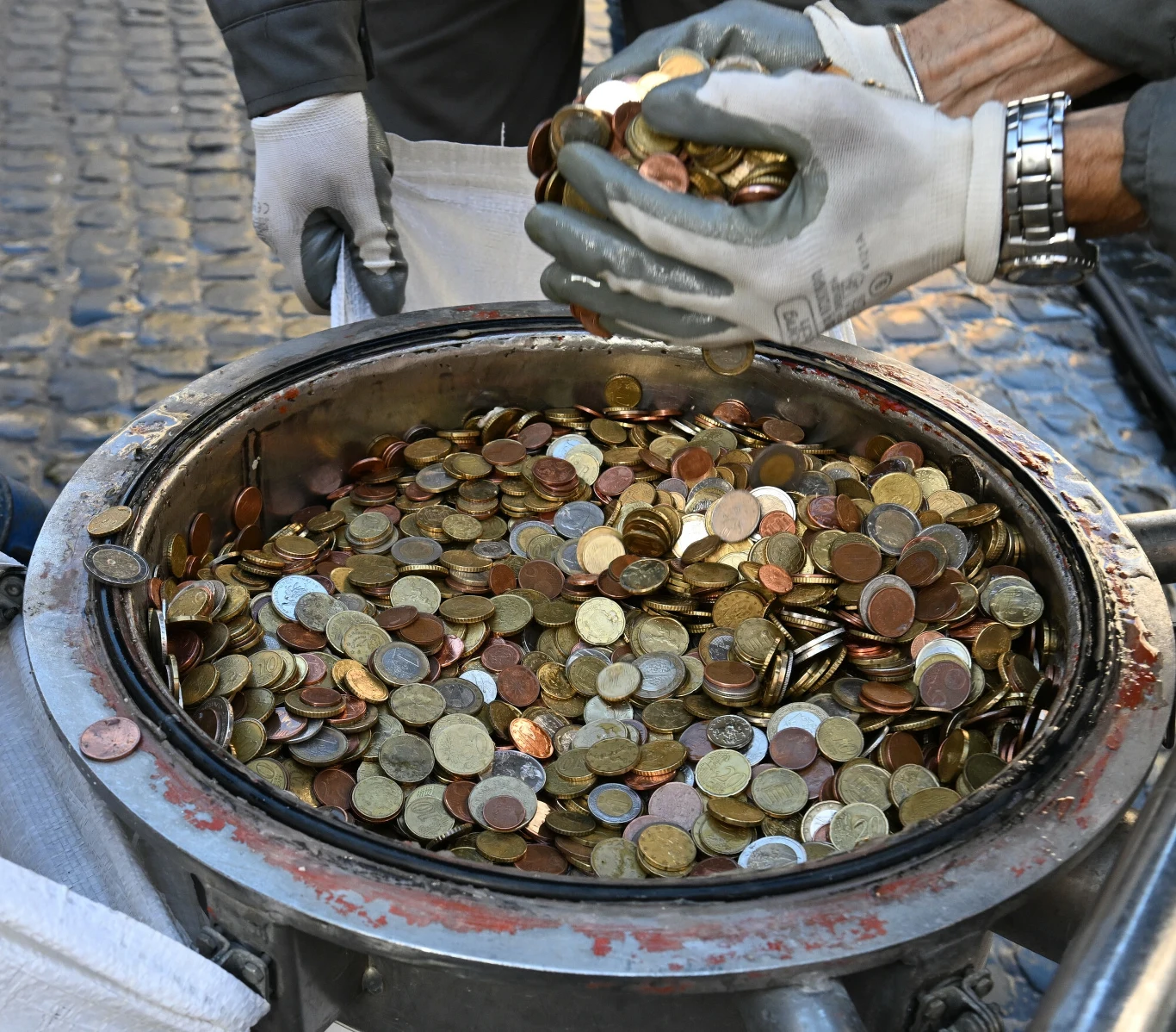 Wyławianie monet z fontanny di Trevi Wyławianie monet z fontanny di Trevi