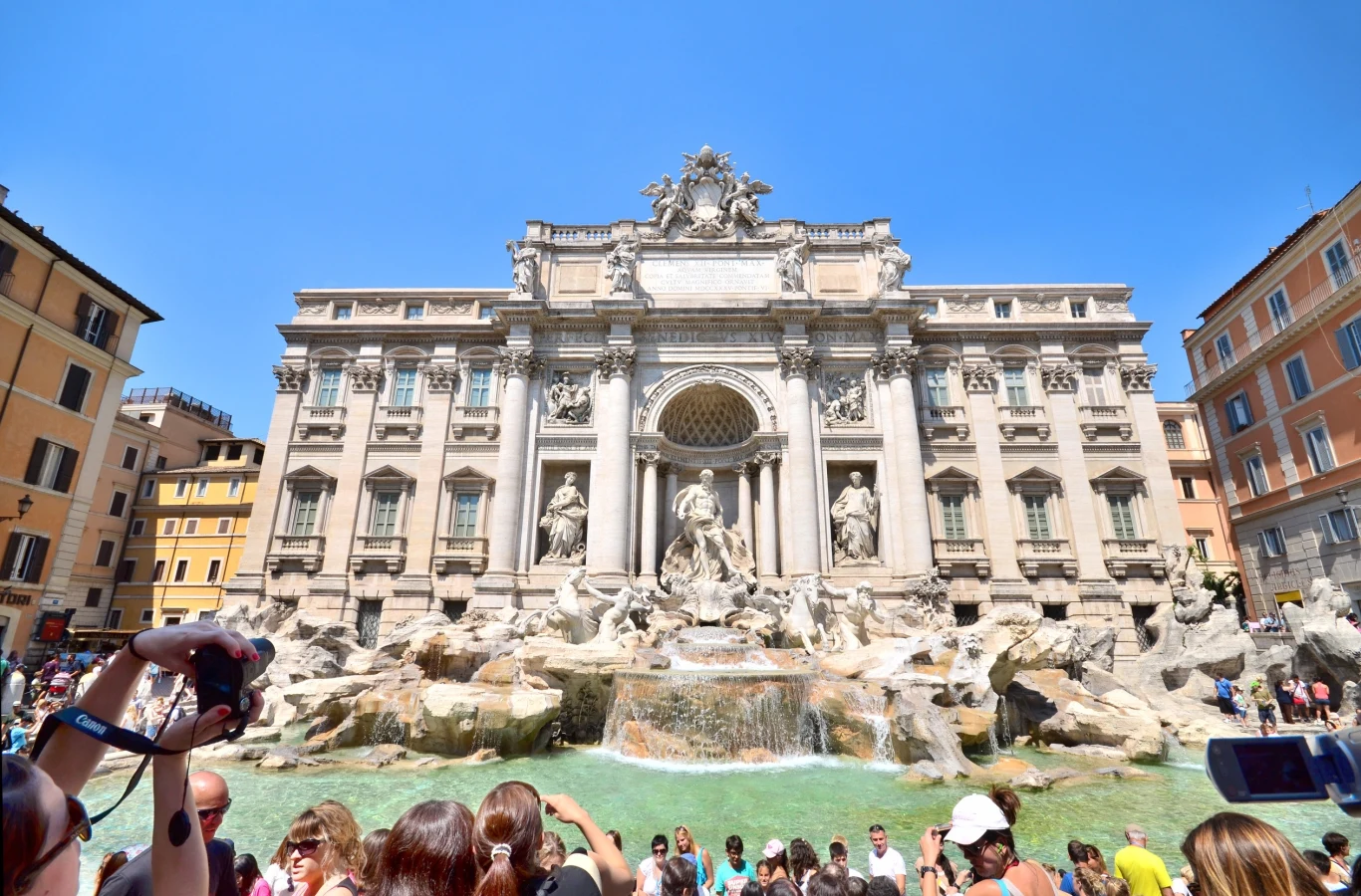 Każdego dnia do Fontanny di Trevi trafia około 3 tys. euro Każdego dnia do Fontanny di Trevi trafia około 3 tys. euro