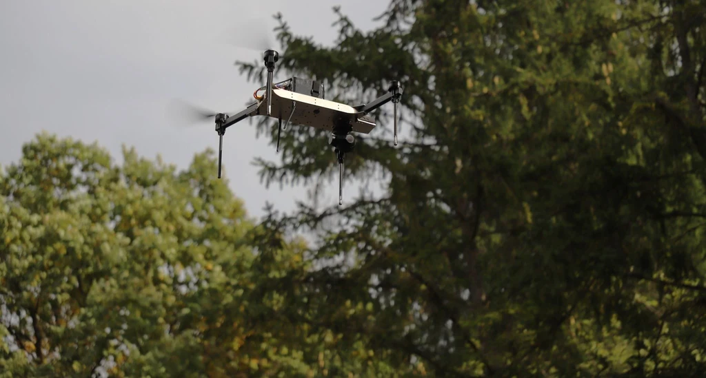 Dron WarDog zaprojektowany do misji rozpoznawczych w trudnym terenie i warunkach