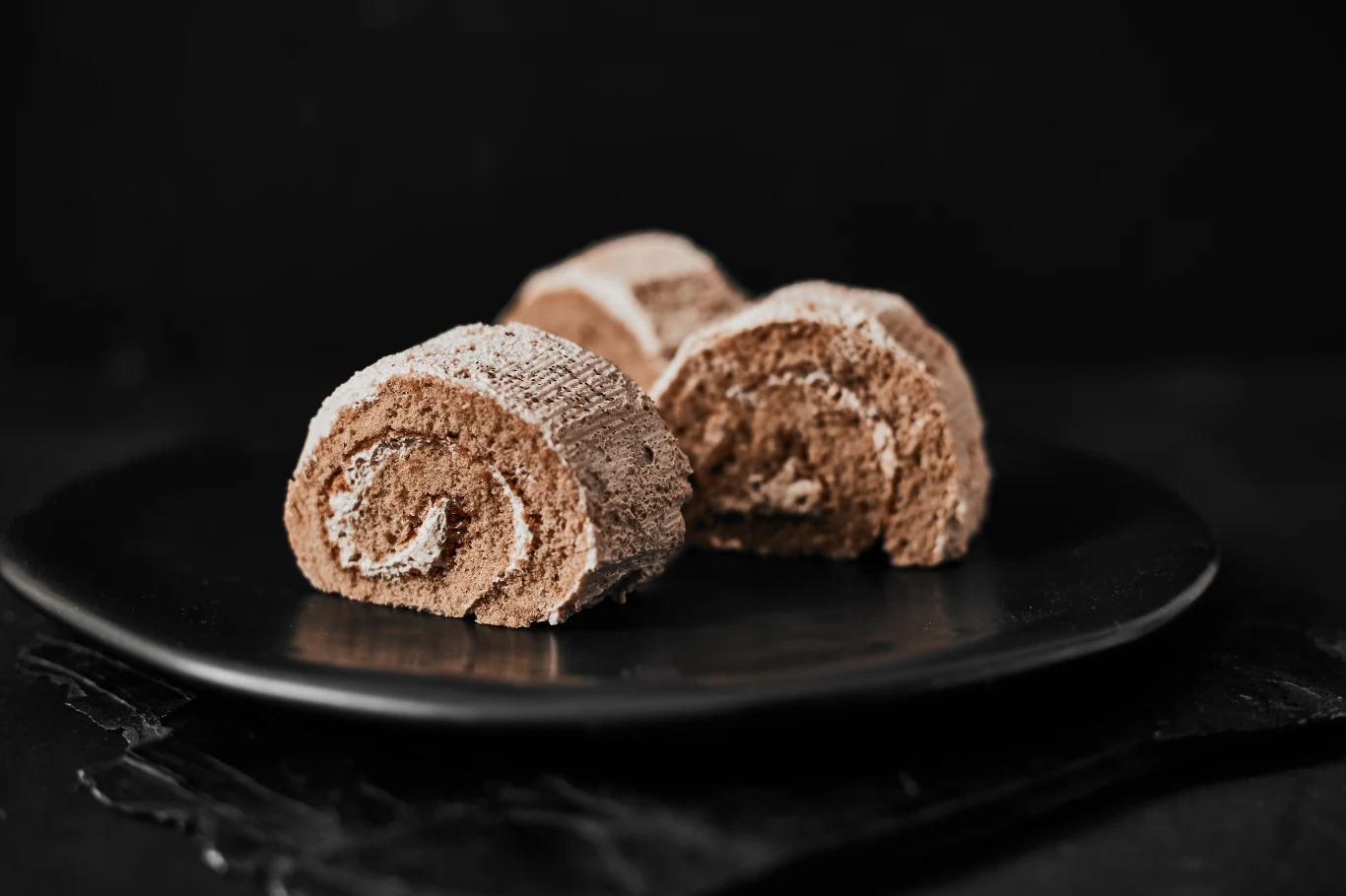 Przepis na roladę czekoladowo-orzechową. Przepis na roladę czekoladowo-orzechową.