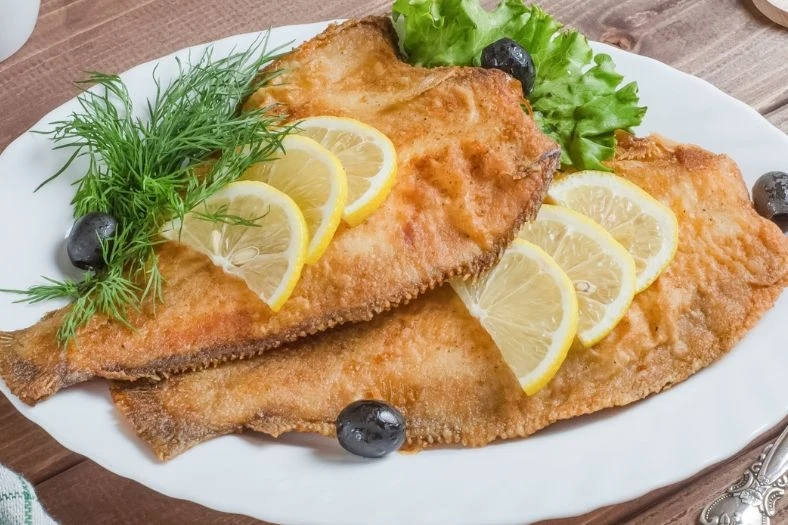 Flądra dostarczy wartościowego białka, a cechuje się niską zawartością tłuszczu oraz cholesterolu Flądra dostarczy wartościowego białka, a cechuje się niską zawartością tłuszczu oraz cholesterolu