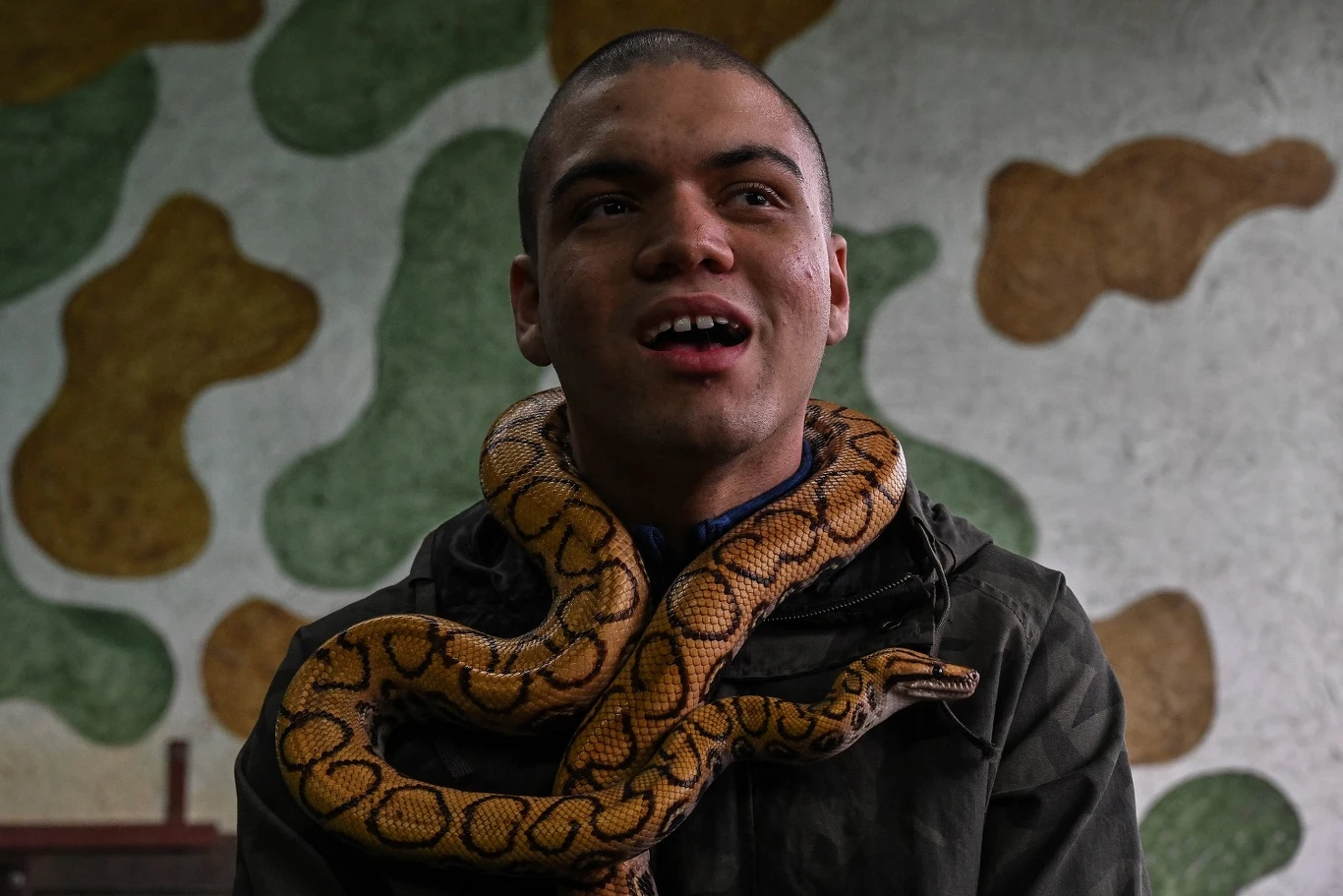 David de Oliveira Gomes ze spektrum autyzmu w trakcie reptilioterapii. Pomaga mu ona poprawić umiejętności komunikacyjne David de Oliveira Gomes ze spektrum autyzmu w trakcie reptilioterapii. Pomaga mu ona poprawić umiejętności komunikacyjne