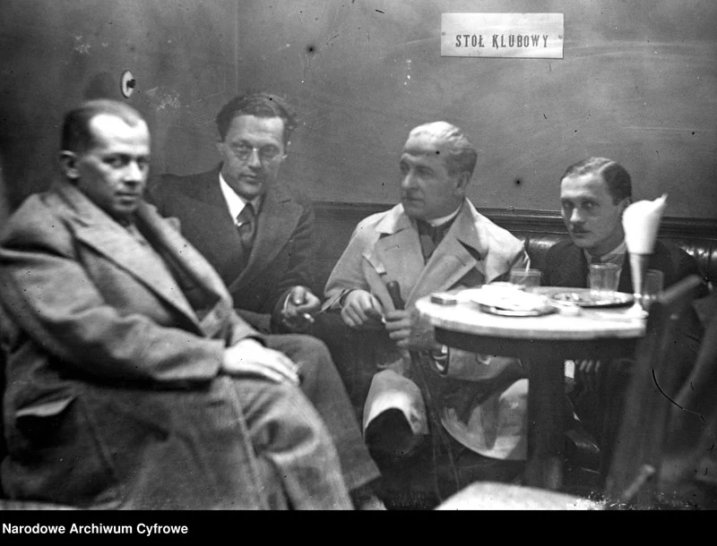 Ferdynand Goetel, Kazimierz Wierzyński, pułkownik Bolesław Wieniawa-Długoszowski i Mieczysławski w jednej z warszawskich cukierni